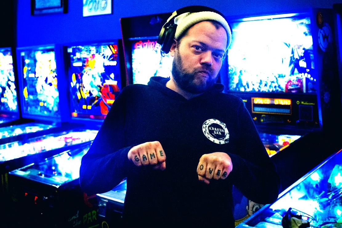 Game-Over-pinball-tournament-4-10-2022-at-kraken-bar-portrait-photography-by-Alexander-K-Harris-photography