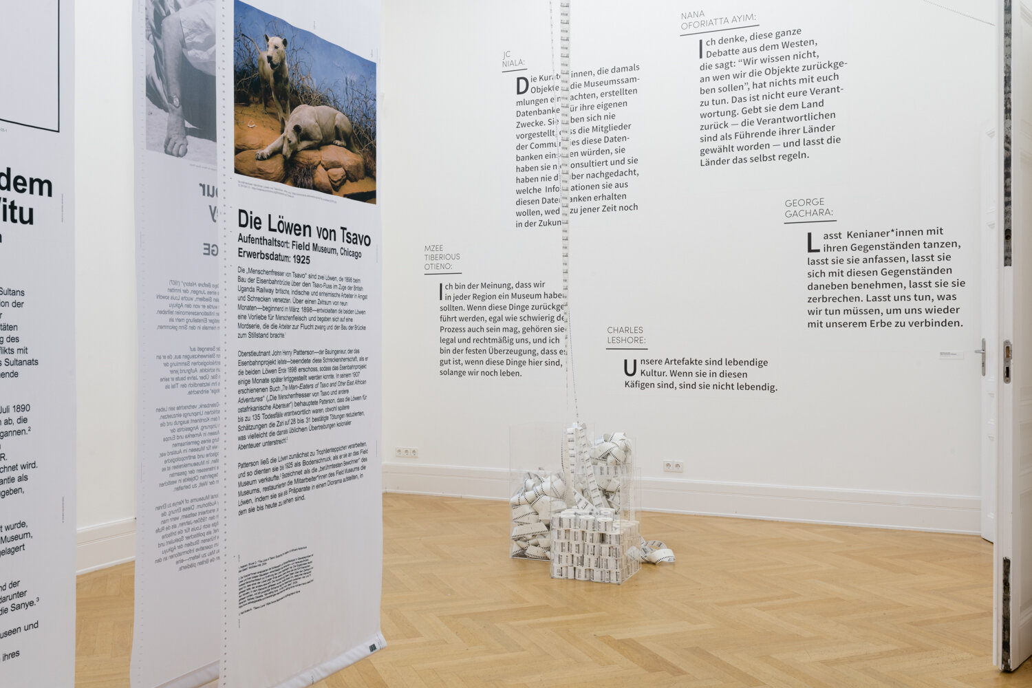 ausstellungsansicht_invisible_inventories_weltkulturen_museum_2021._foto_peter_wolff_3_.jpg