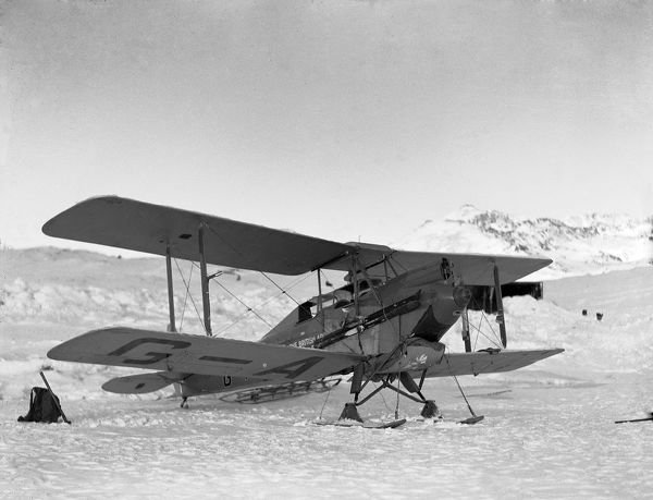 aeroplane-ice-fitted-skis-base-11617765.jpg