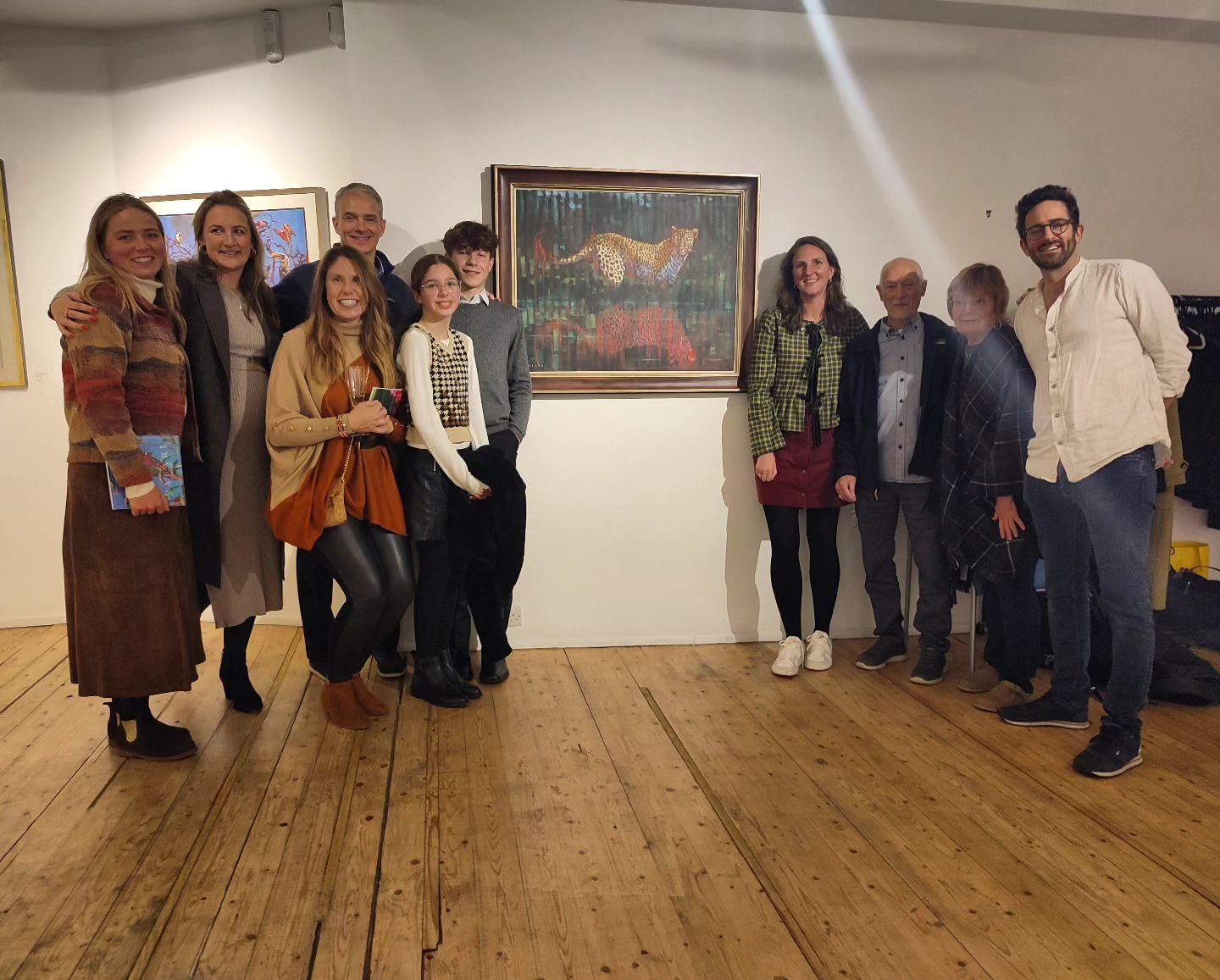 It was an incredible evening in London this week, where a whole host of safari lovers met up to celebrate the opening of previous Artist in Residence @freddy_paske 🎨. 

The evening was made even more special by meeting again with the Maier family. G