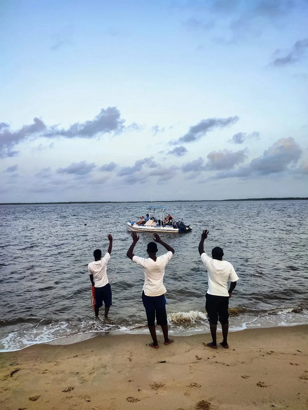 Whether saying 'hello' or 'goodbye' 👋🏽- our wonderful team are always on hand to welcome our guests and make sure they are well cared for. 

When you are arriving by boat to our house, it's always a treat to see the team waiting and waving! 

#Chuc