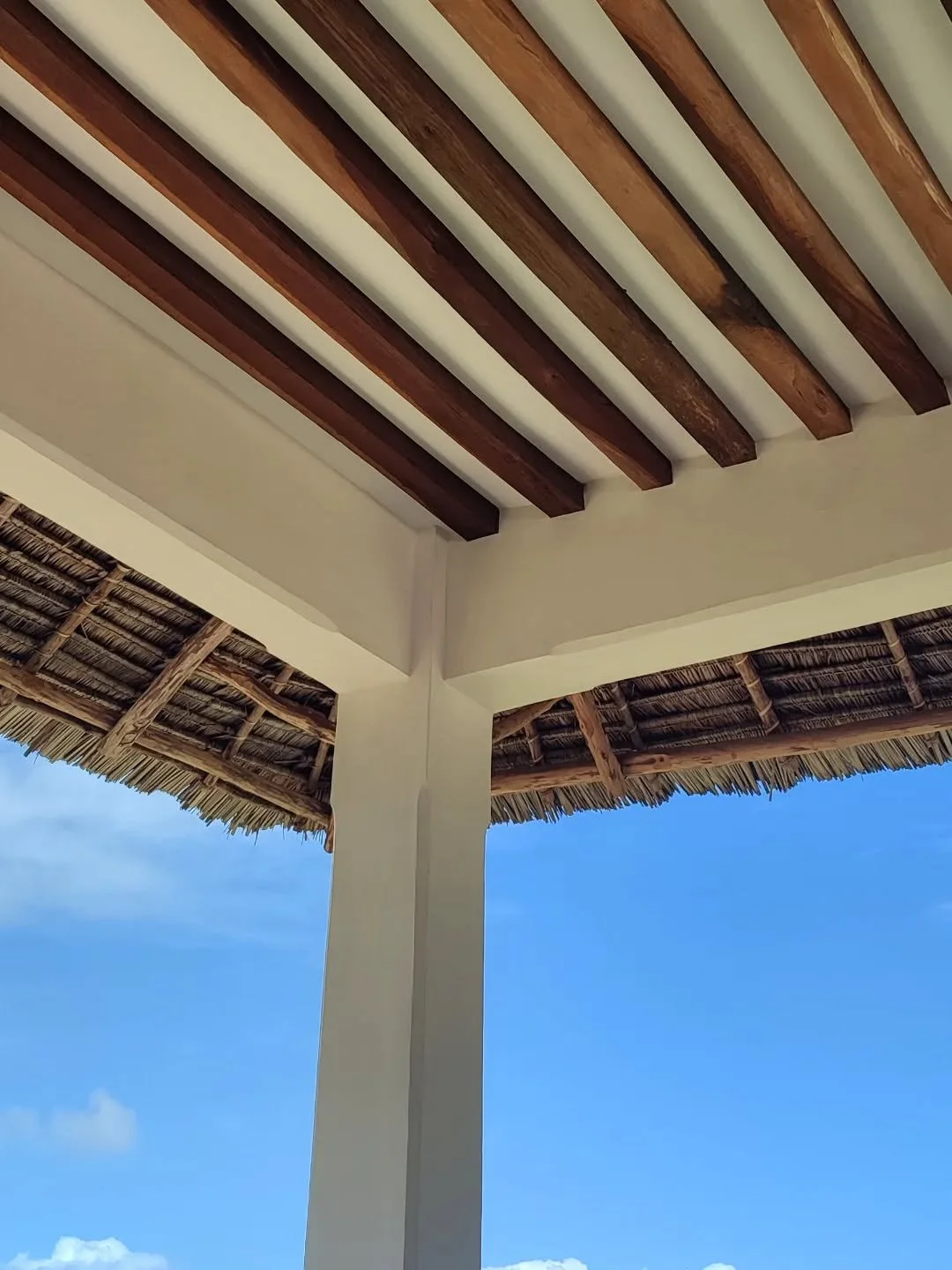 Gorgeous blue skies 💙 and sunshine 🌞 on Lamu island today - we have back to back guests this week and we can't wait to welcome them from across the world, from their home to ours! 

#ChuchungiHouse #Lamu #beachhouse #tropical #Kenya #coastal #beach