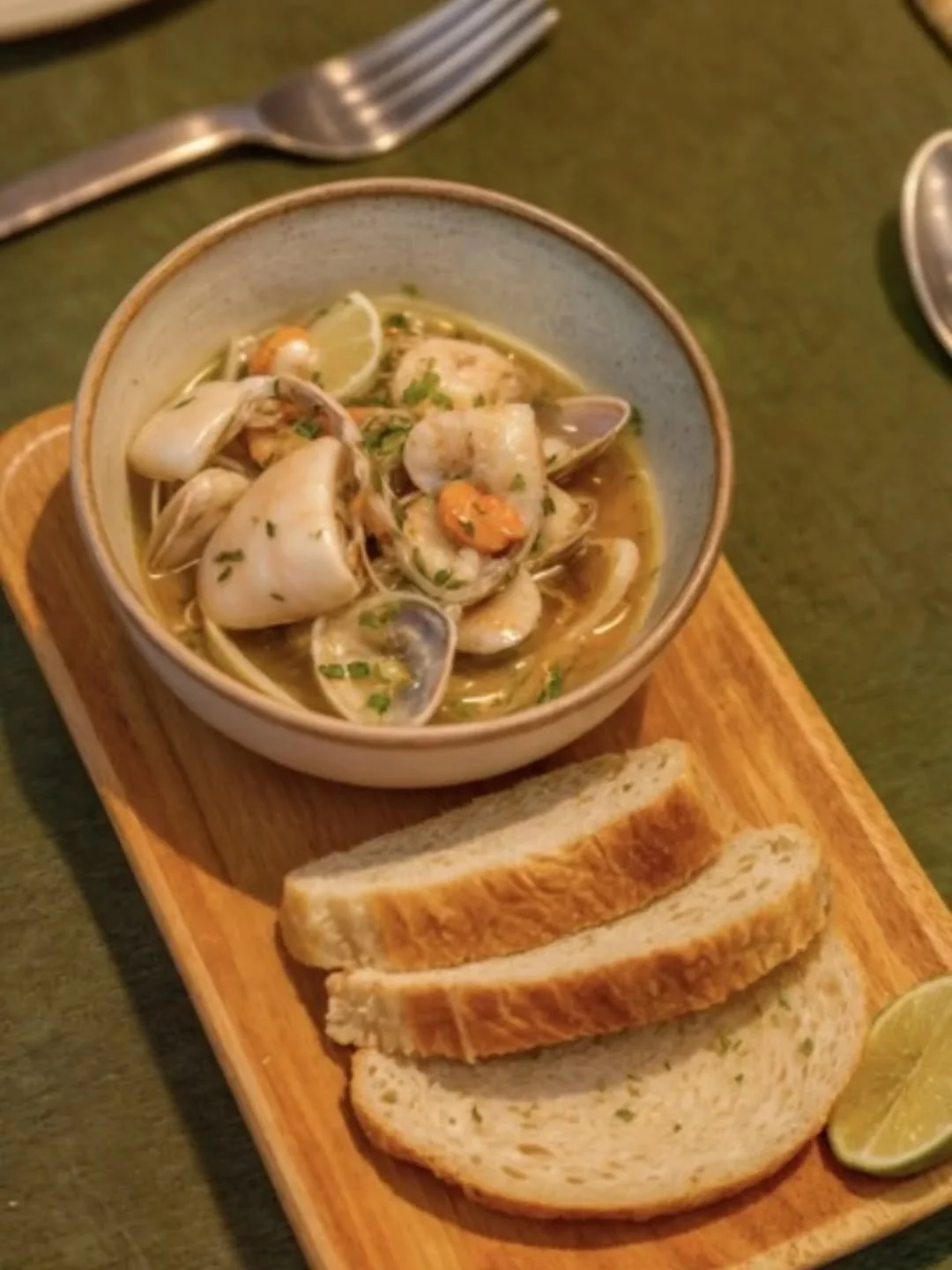 Delicious little clams, collected on the beaches surrounding the house, mean that this vongole dish is an absolute favourite. 

Salty, sweet, tangy - this dinner is just one if the ways we keep our guests loving life on the coast 🌴🥥. And if you hav