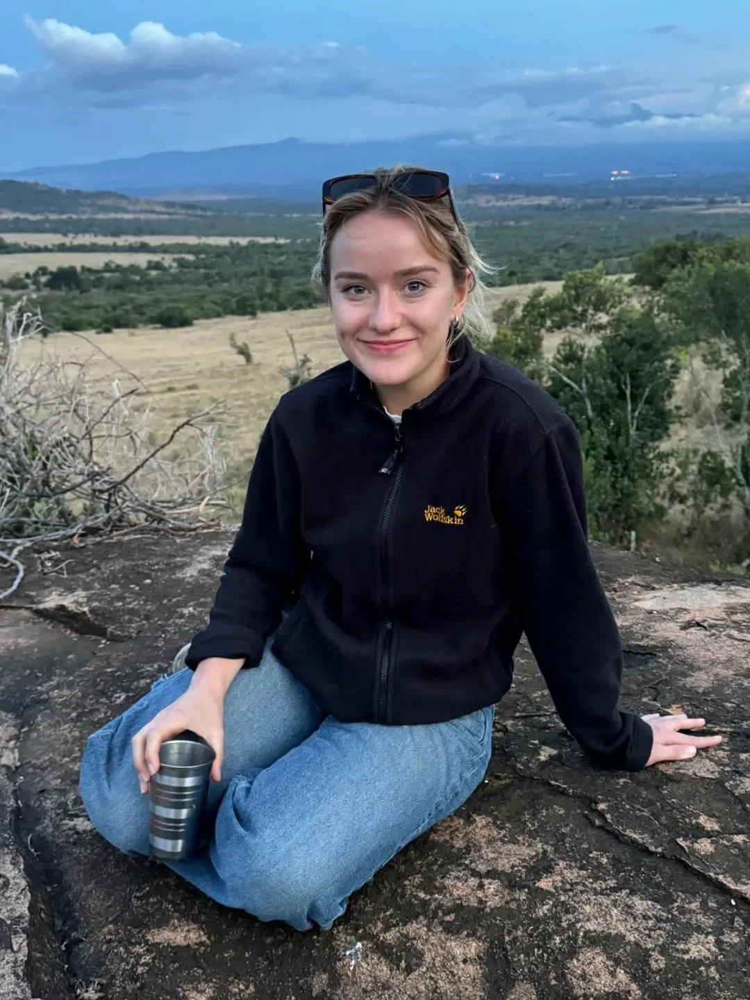 It's Sunday sundown and the cold beers 🍻 are flowing as we say goodbye to another day on our beautiful planet 🌍! 

We have been having some pretty weird weather around here 🌧️ but, all of a sudden, the sun comes out again and you can't help but sm