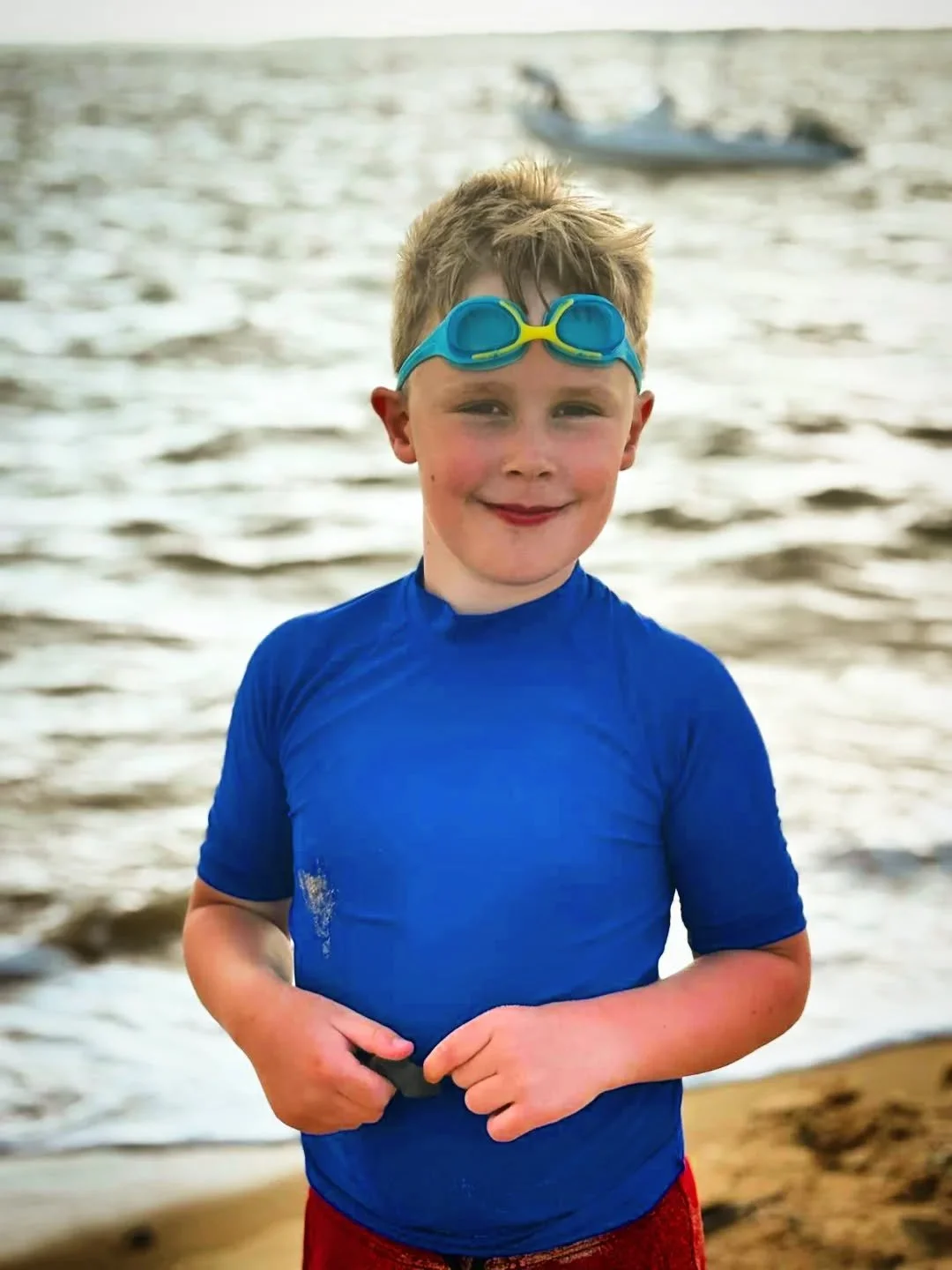 🥽 Hey hey surfer dude 🏄🏼&zwj;♂️ Recent guests, coming out from the UK 🇬🇧, made good use of the calm waters that surround Chuchungi House, making sure to spend at least five hours in the ocean every day. 

These kids went back home looking like p