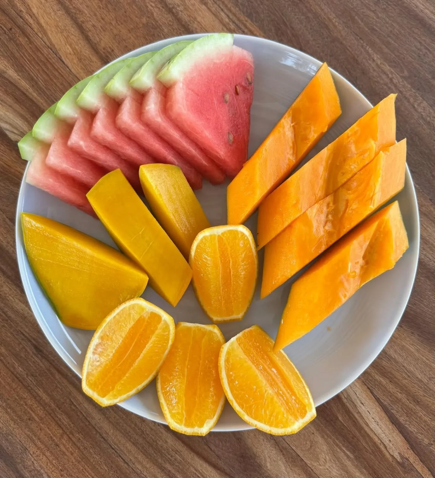 🥭🍉🍊 When your breakfast is this colourful, you know your day is going to be the same! 🍊🍉🥭 

A delicious way to start a day on the beach and making the most of Kenya's local fruits. 

📸 @vanessa_macmahon 

#ChuchungiHouse #Lamu #beachhouse #tro