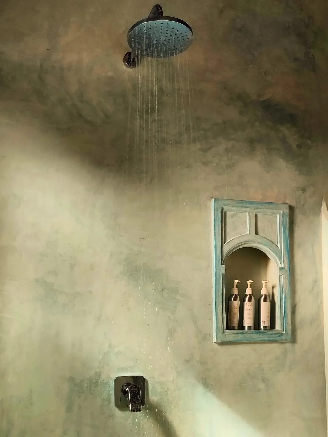 Hot 🔥 showers or cold ❄️ showers - which do you prefer after a day out on the salty seas? Our house is fully solar (well, why not with sunshine all year around?!) so whichever you prefer, the option is here for you. 

#interiors #hot #Lamu #beach #K