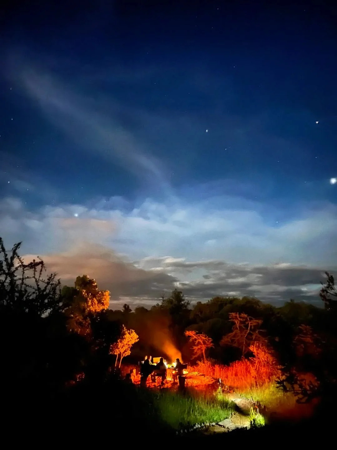 Starry, starry nights ✨ down by our firepit - this night, we set up a dinner down by the fire for a family from the USA 🇺🇸 so they could fully enjoy the gorgeous night. 

📸 @katiefewkes 

#stars #fire #Africa #safari