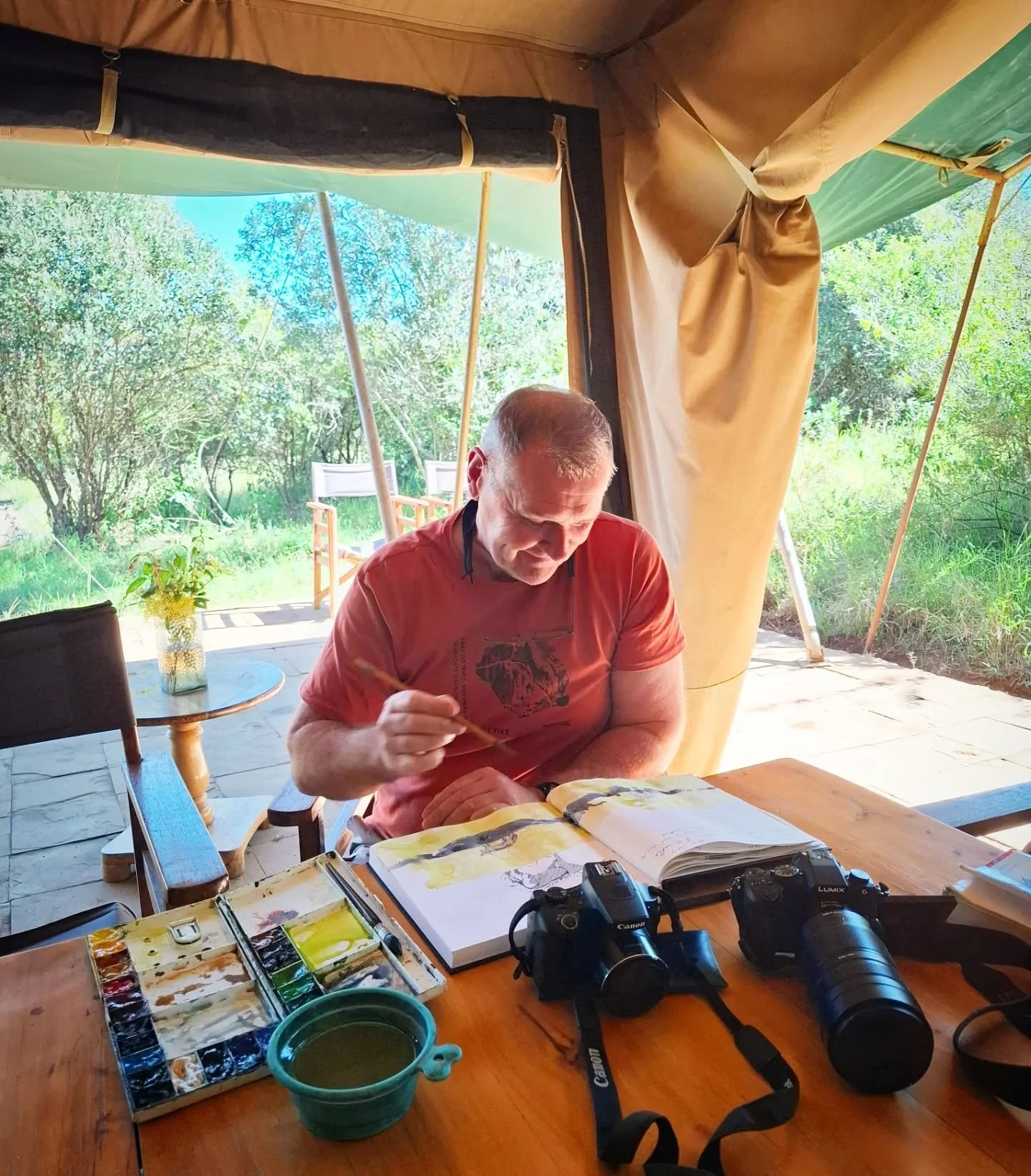 We are very happy to welcome a new artist-in-residence for the month of June, @paulwjhenery 🎨🖌️ from Scotland 🏴󠁧󠁢󠁳󠁣󠁴󠁿. 

Paul, originally from Liverpool, is bringing his life's work in fighting wildlife crime with the British Police Force al