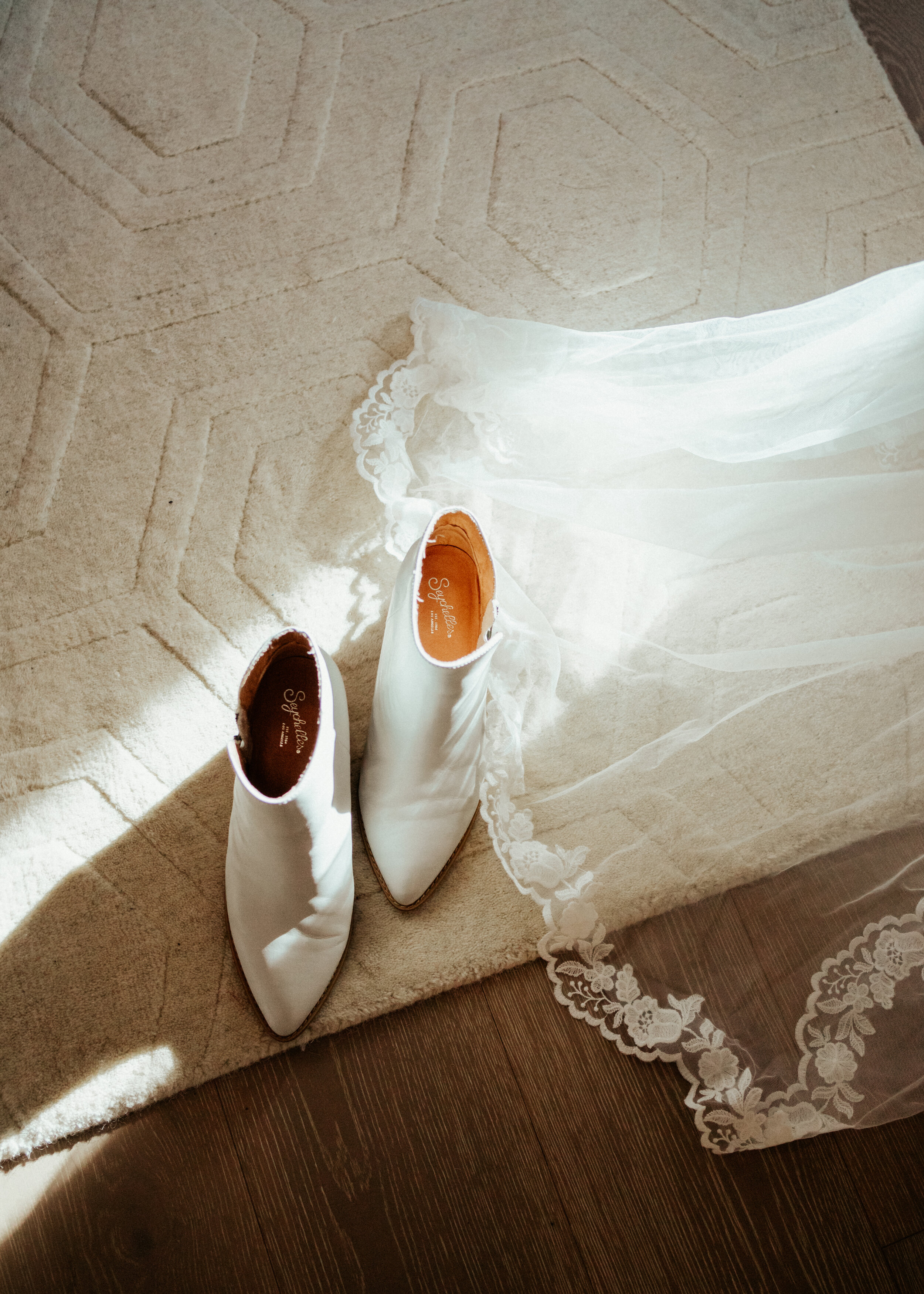 Veil and shoes detail photo by Cindy Maiyer Photo