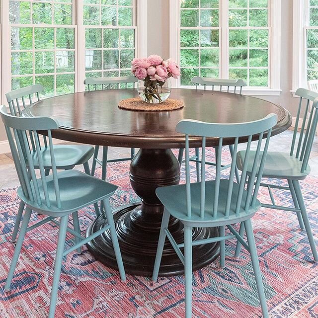 On this rainy day everyone could use a little color... Check out this pretty breakfast room! #housebeautiful #globemaghome #verandamag #designnewengland #breakfastroom