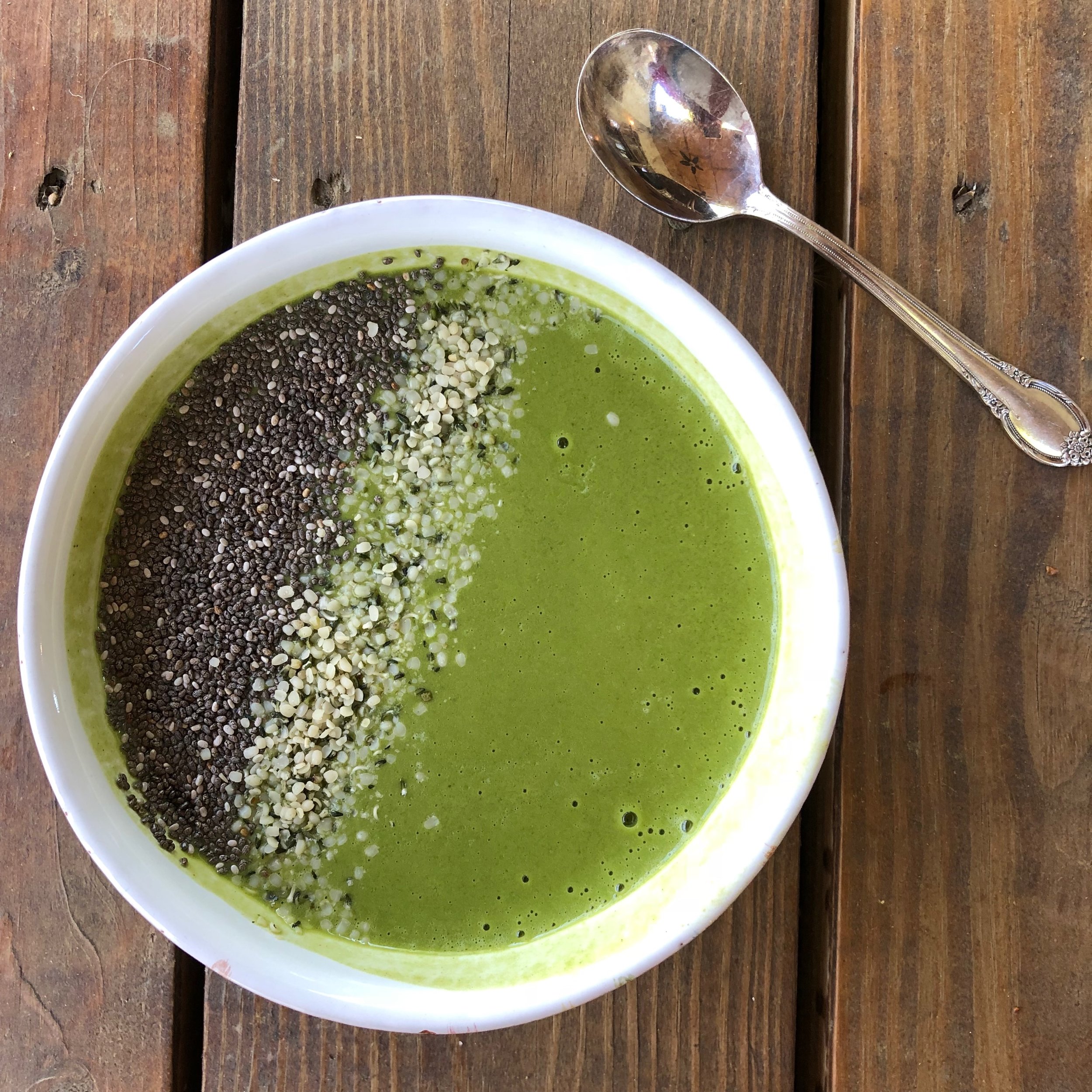 holistichealthbyholly_smoothiebowl.jpeg