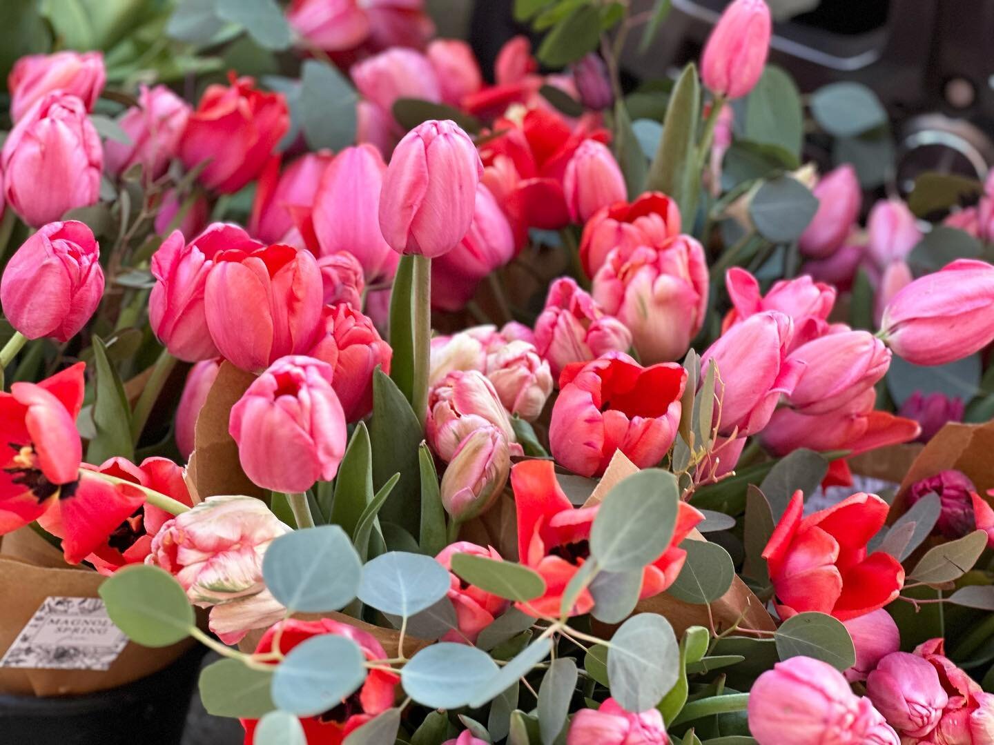 #TGIFlowers today! $15 bouquets and $25 bubble vases. 

self serve, cash or Venmo, we should be open by 2:45 today! We hope to open again on Sat or Sun; we will post if we do!

REMINDER: last day for Mother&rsquo;s Day preorder flowers: pickup or del