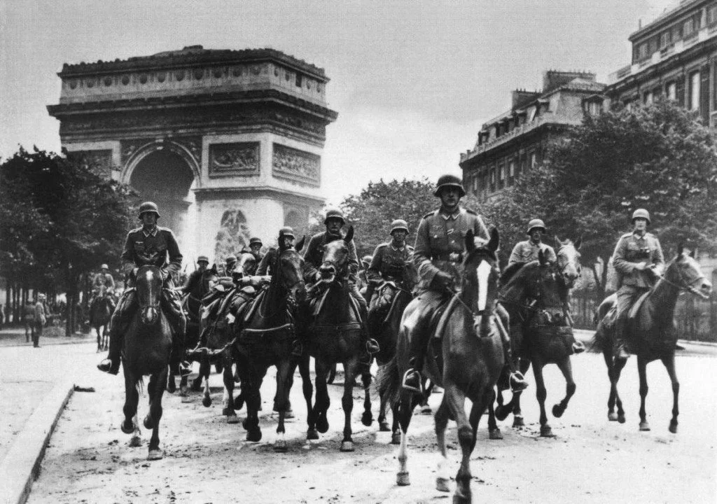 cavaliers-allemands-a-paris-en-juin-1940-1024x720.jpg