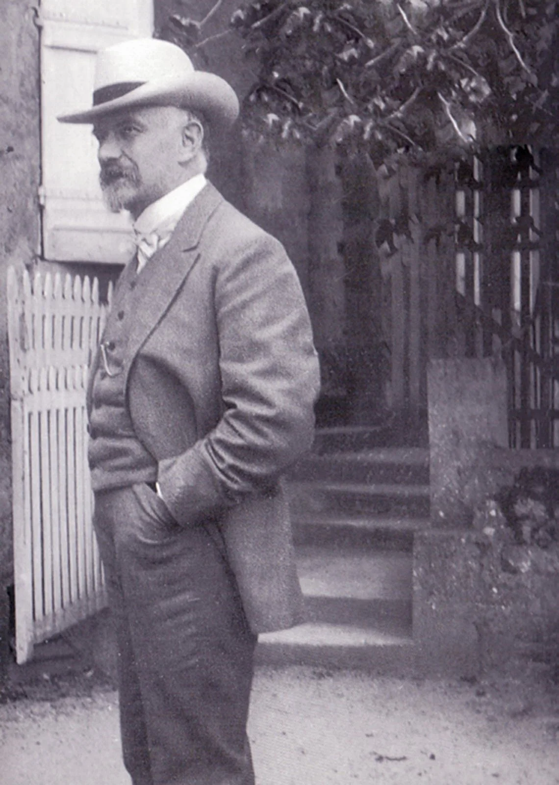 Jules-Renard_(portrait_pied).jpg