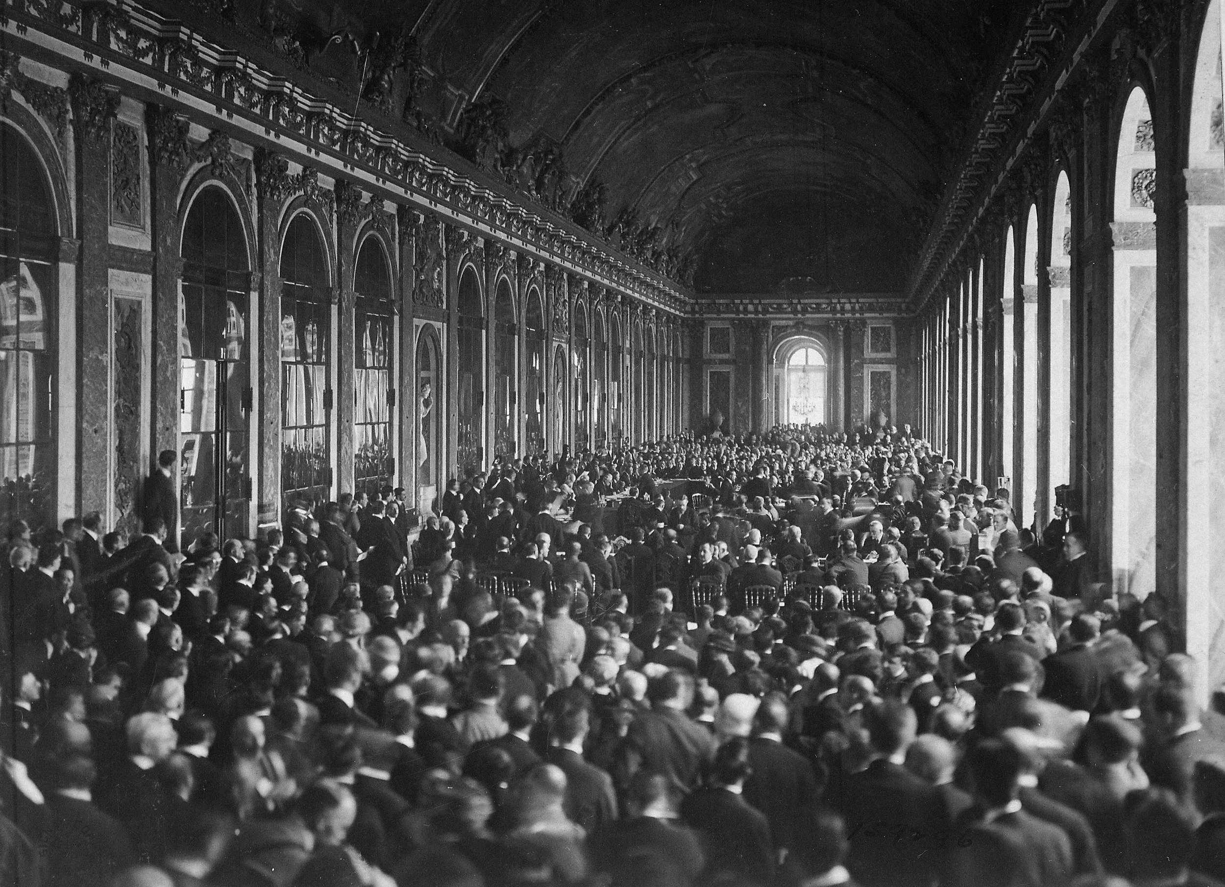 Treaty_of_Versailles_Signing,_Hall_of_Mirrors.jpg