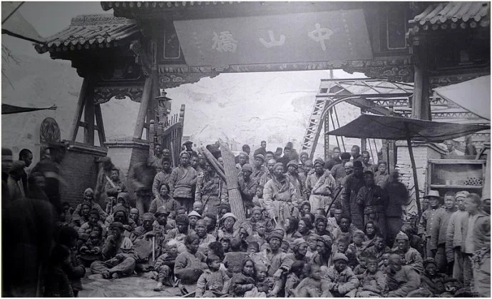 The_famine_victims_of_Lanzhou_at_Zhongshan_bridge.jpg