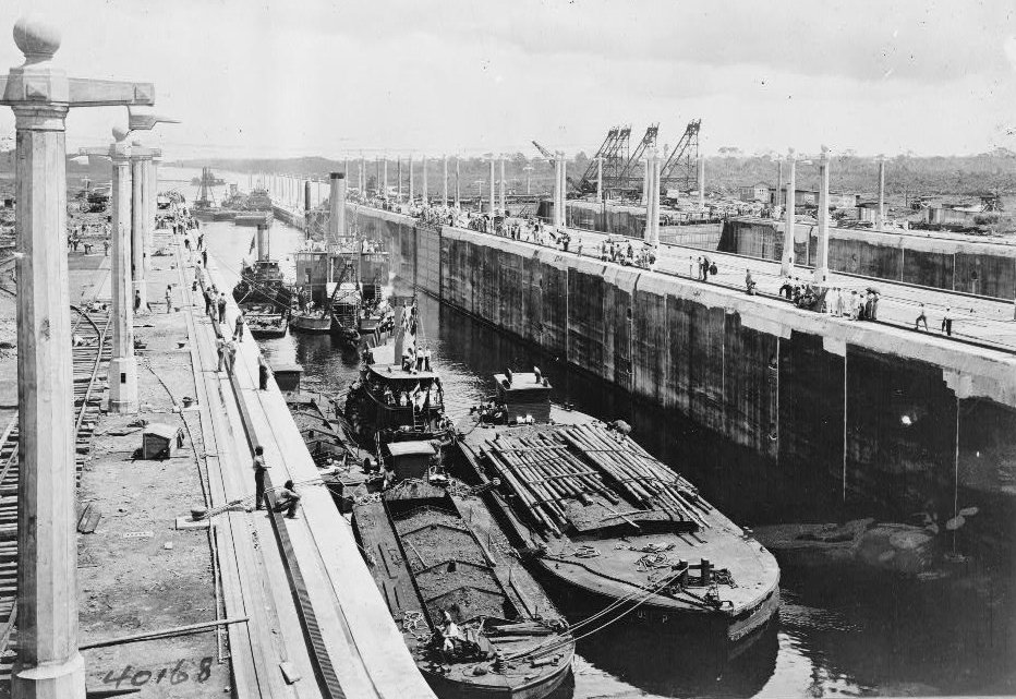 Gatun_locks_looking_toward_Atlantic_entrance_of_canal_3c17347v.jpg