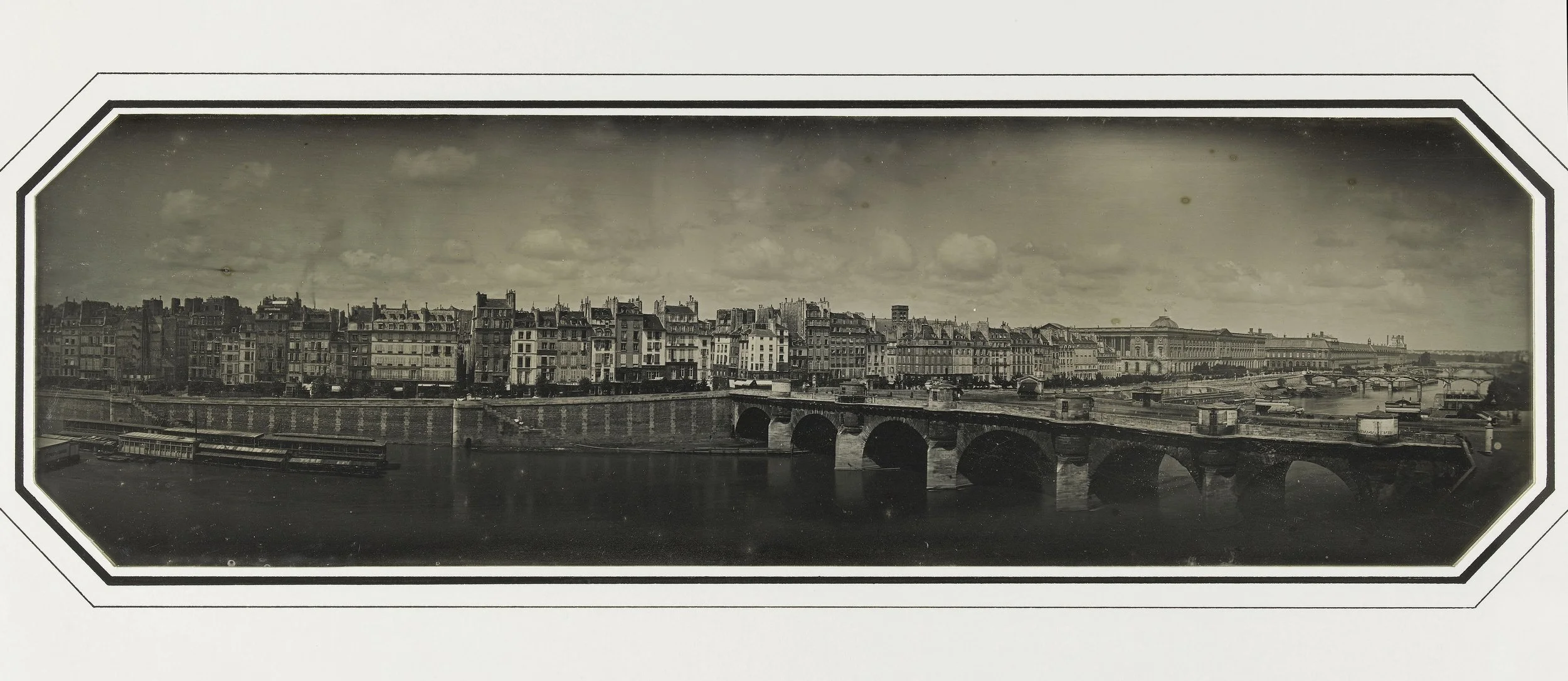 Panorama._Le_Pont-Neuf,_le_Louvre_et_le_quai_de_la_Mégisserie,_1er_arrondissement,_Paris._PH1827(12).jpg