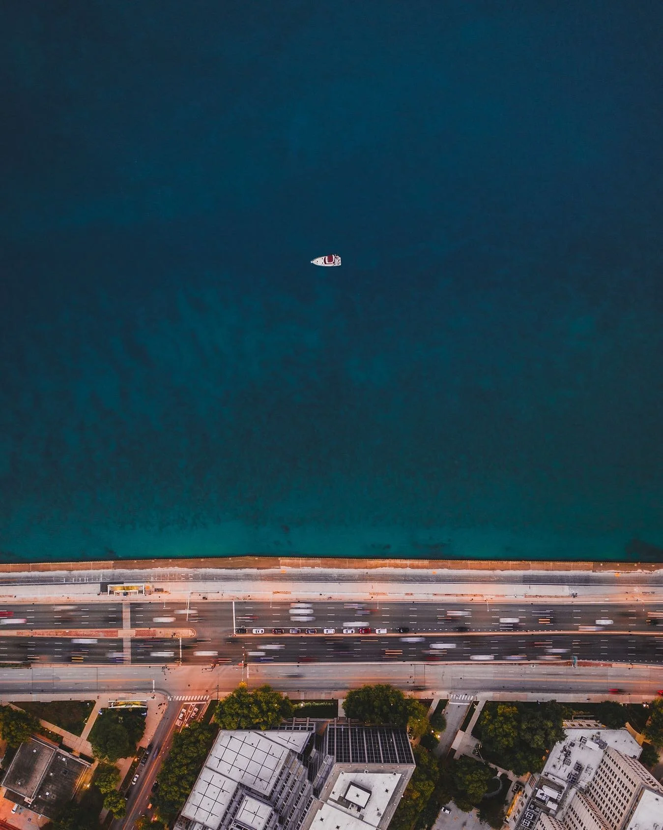 - Boat day -
⠀⠀⠀⠀⠀⠀⠀⠀⠀
⠀⠀⠀⠀⠀⠀⠀⠀⠀
#chitecture #mychicagopix #insta_chicago #urbanandstreet #chicagopulse #explorechicago #chicagoshot #igerschicago #thechieye #choosechicago #flippinchi #ig_chicagoland #chiarchitecture #likechicago #chicagogram #windy
