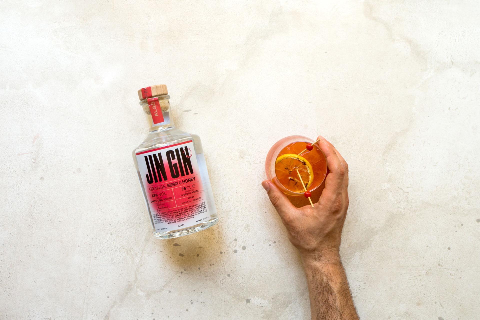 Jin-Gin-Orange,-Rooibos-&-Honey-With-Hand.jpg