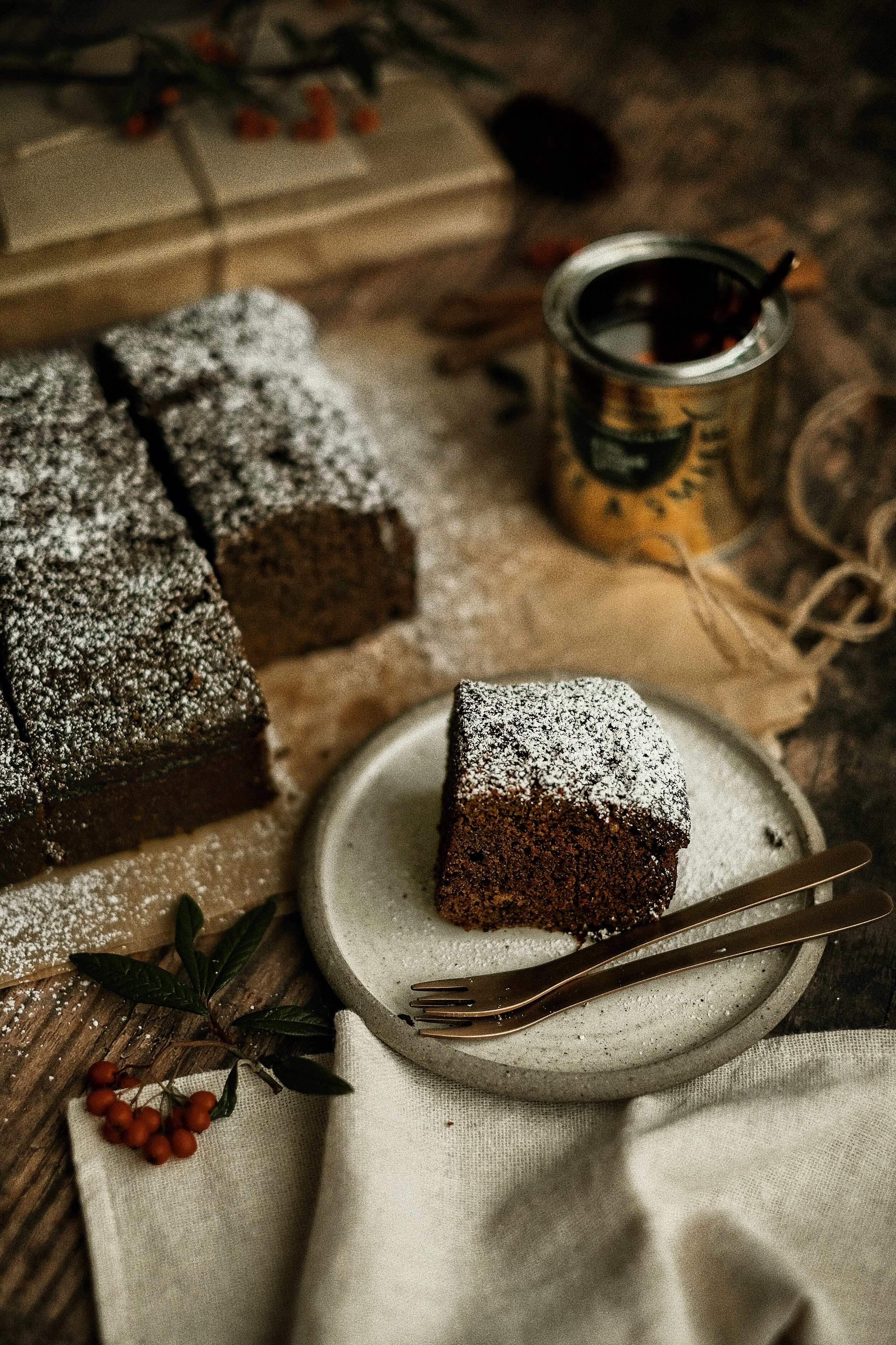 BAKING COSY GINGERBREAD CAKE. 