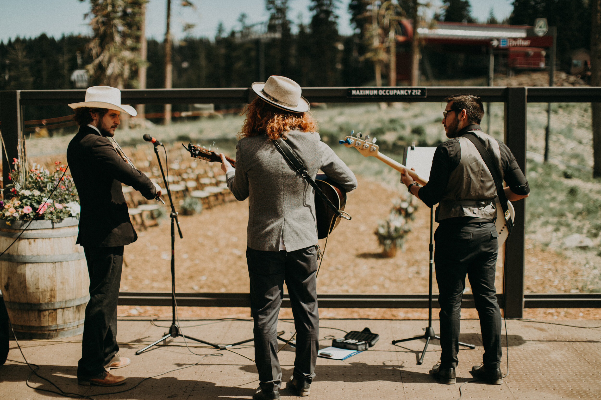  A folk band that loves intimate pub singalongs 