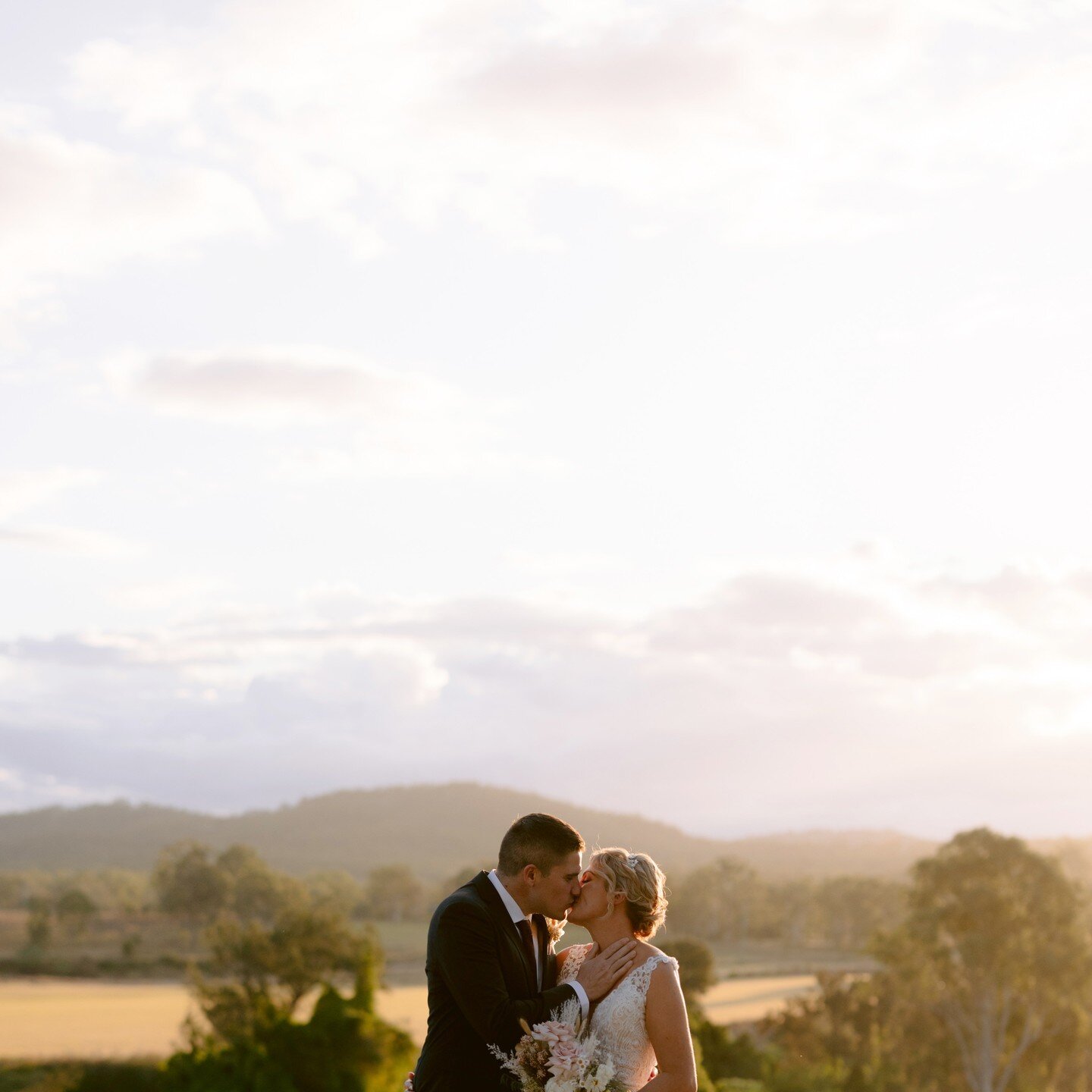 Planning your wedding day? Embracing the gorgeous glow and soft lighting of the day&rsquo;s last rays is one of our top wedding day tips. Make sure you factor it into your run sheet. Bonus tip: Albert River Wines is a stunning venue!
.
.
.
.
.
.
.
#g