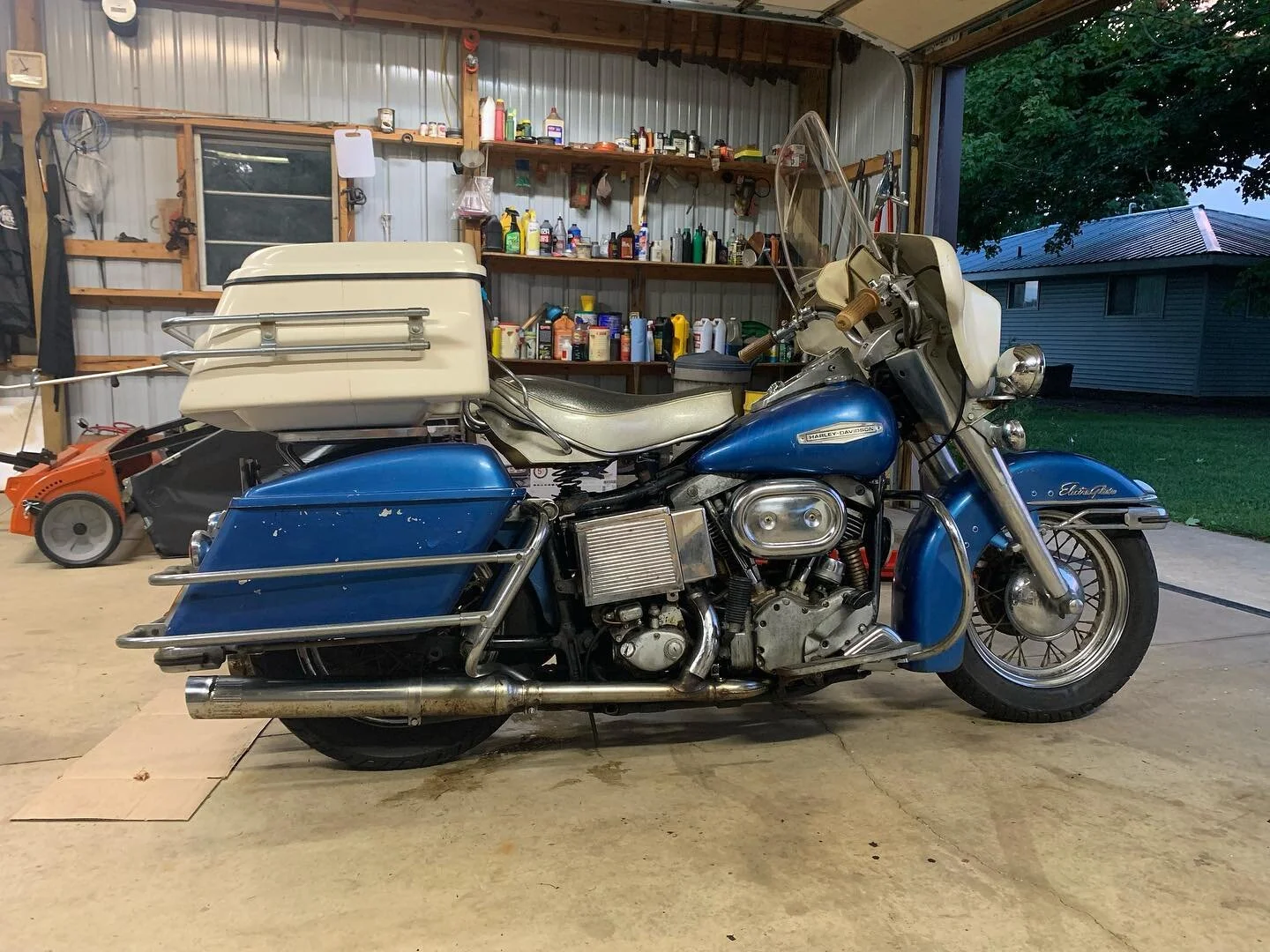 Electra Glide in blue! Small town indiana unicorn. #harleydavidson #68flh #generatorshovel #nicknolte #bornfree #mamatried #jonnycash #elvis #60s #70 #rockabilly