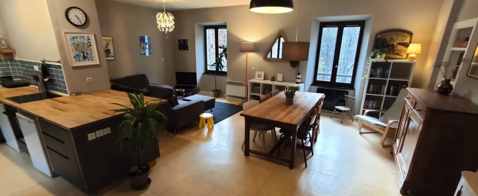 Lounge cropped small.JPG