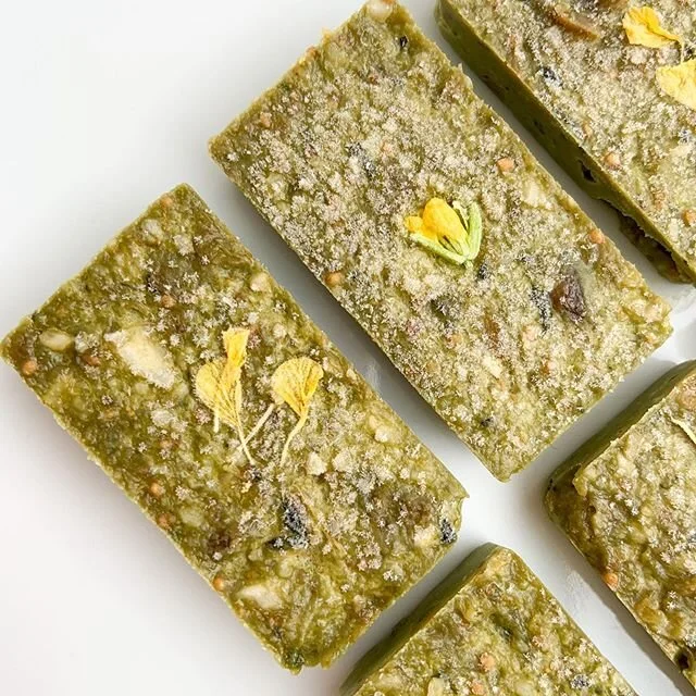 ⧊ healthy food for your sacred temple ~ collab @matcha.iro ~ jour 5 (1/3)

fin de semaine avec des d&eacute;licieuses energy balls/rectangles glac&eacute;s❤️ un plaisir &agrave; grignoter avant un effort quelconque ou &agrave; ajouter &agrave; votre 