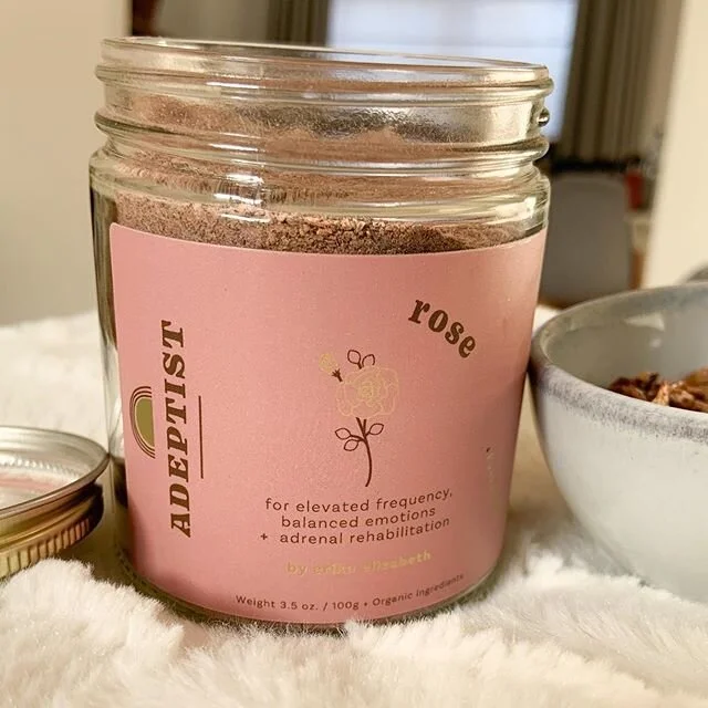 ⟡ rituals + adapt

ce soir, je suis super ravie de vous pr&eacute;senter une plante m&eacute;dicinale qui est en r&eacute;alit&eacute; connue de tous: la rose 🌹. pleine de vertus et d&rsquo;un go&ucirc;t fleuri, en ajouter dans ses mets quotidiens p