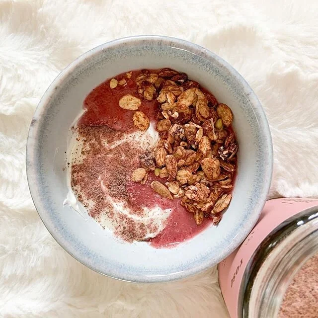 ⟡ rituals + adapt

mon dessert favori du moment:
&bull; 2 cac de mascarpone bien froide
&bull; confiture de framboises ou comme ici smoothie avec base framboise
&bull; @great.granola
+ soupoudrer de magie avec 🌹

j&rsquo;aime aussi m&rsquo;en faire 