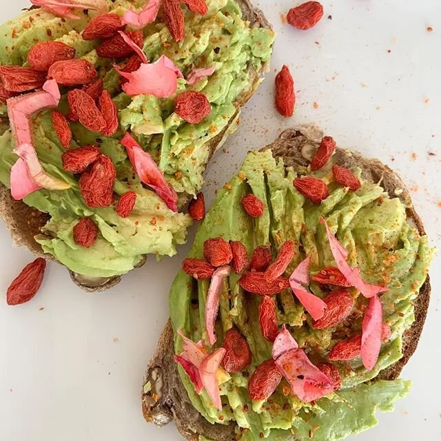 ⧊ healthy food for your sacred temple | rosie breakie

ce matin, j&rsquo;ai &eacute;t&eacute; cueillir les p&eacute;tales d&rsquo;une rose dans le jardin. par ces temps de chaleur, leur beaut&eacute; ne dure que quelques jours et j&rsquo;aime aller l