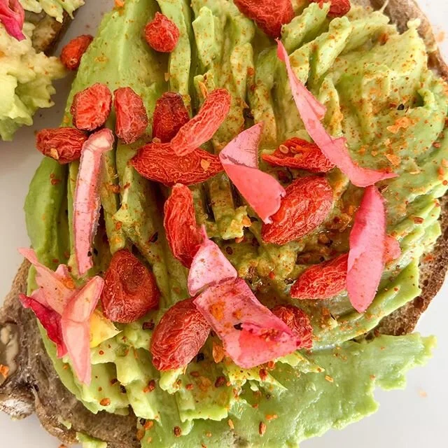 ⧊ healthy food for your sacred temple | rosie breakie

recette easy + d&eacute;lice:
&bull; pain (ici aux noix et figues)
&bull; avocat 🥑 + citrons 🍋 &bull; baies de goji
&bull; roses
&bull; @saldeibiza

enjoy ⧊

#rosie #breakie #avocadotoast #best