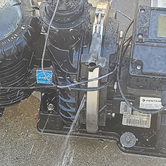 ☹ time for a new pump! .
#poolservice #poolfitpoolservice #cameronpark #poolguy #shinglesprings
