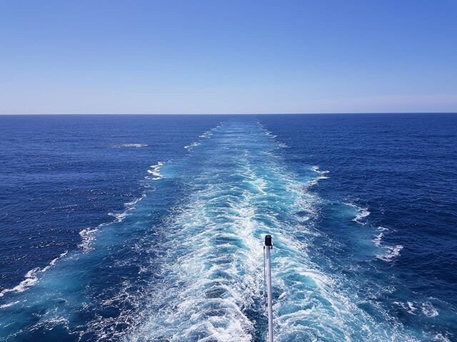 Day 12 of the Atlantic Crossing of Death! It's sunny. And there is nothing around for miles. So quite similar to many of the other days then. At least it's warm and the big waves are no more 😌 Here's the view from all sides of the ship. These are ac