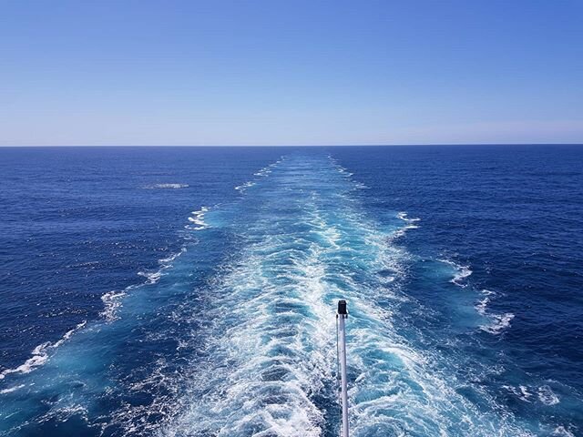 Day 12 of the Atlantic Crossing of Death! It's sunny. And there is nothing around for miles. So quite similar to many of the other days then. At least it's warm and the big waves are no more 😌 Here's the view from all sides of the ship. These are ac
