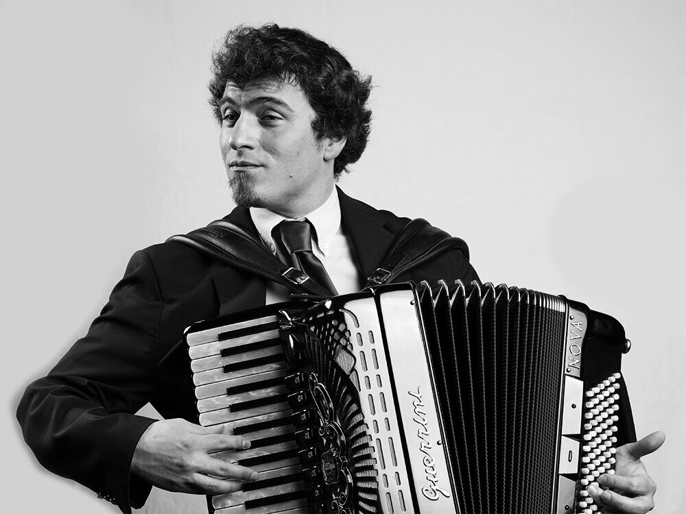 Justin-P-Accordion+Extradinary+Entertainment+.jpg