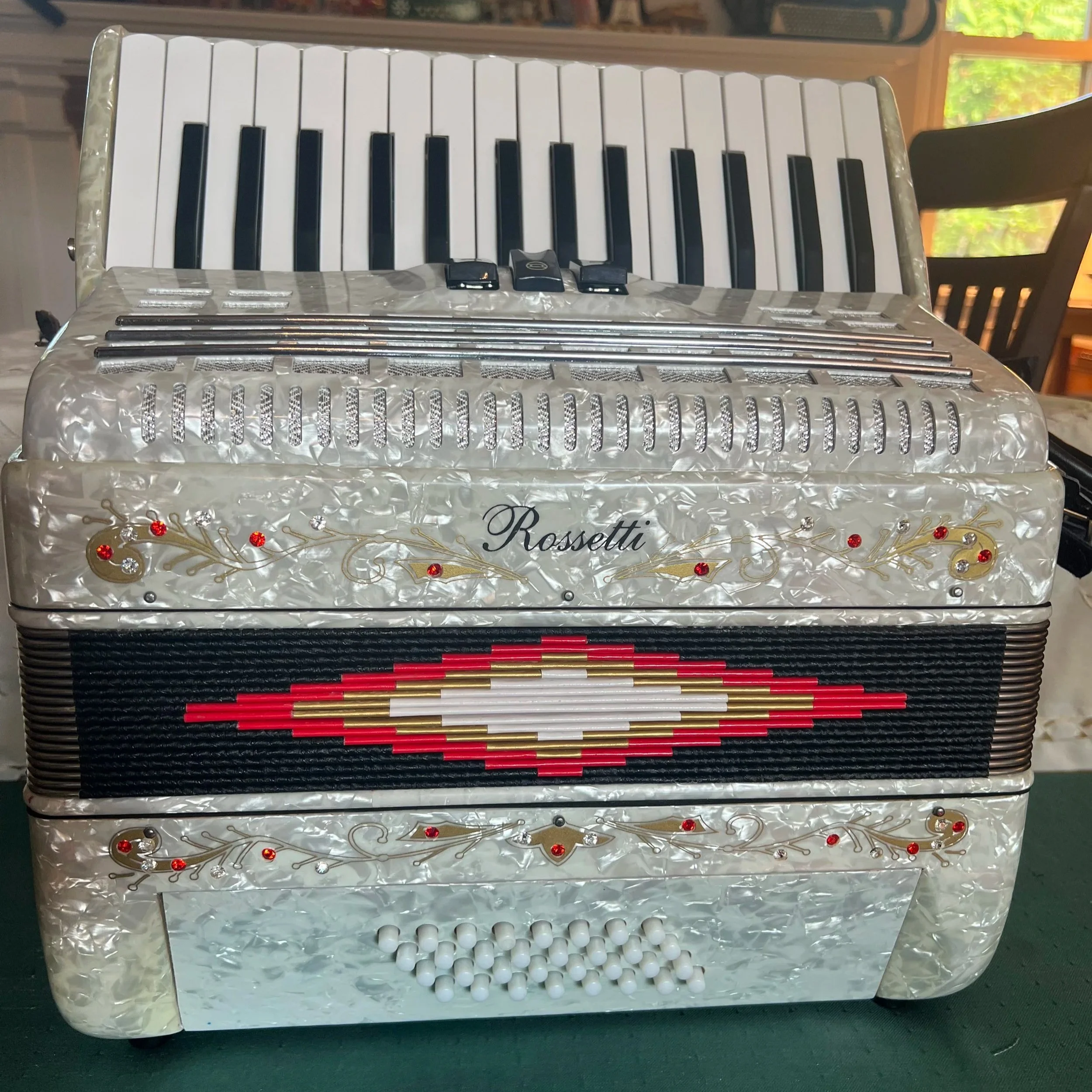 Rosetti Accordion 32 Bass Accordion Piano keys light weight wet musette Italian Latin Italy for sale rent rental white cream pearl music latin mexican musician music bellows diamond small student beginner intermediate accordion fisarmonica register