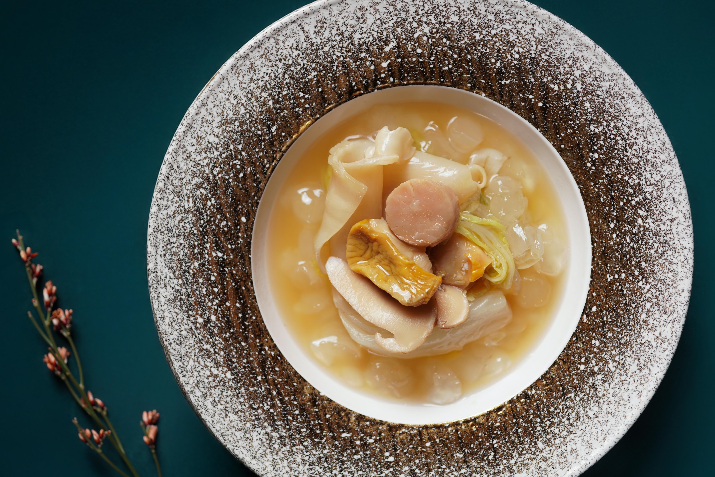 松茸花膠響螺瑤柱燉天山雪蓮 Double-boiled Snow Lotus Soup with Fish Maw, Conpoy and Sea Whelk 01.jpg