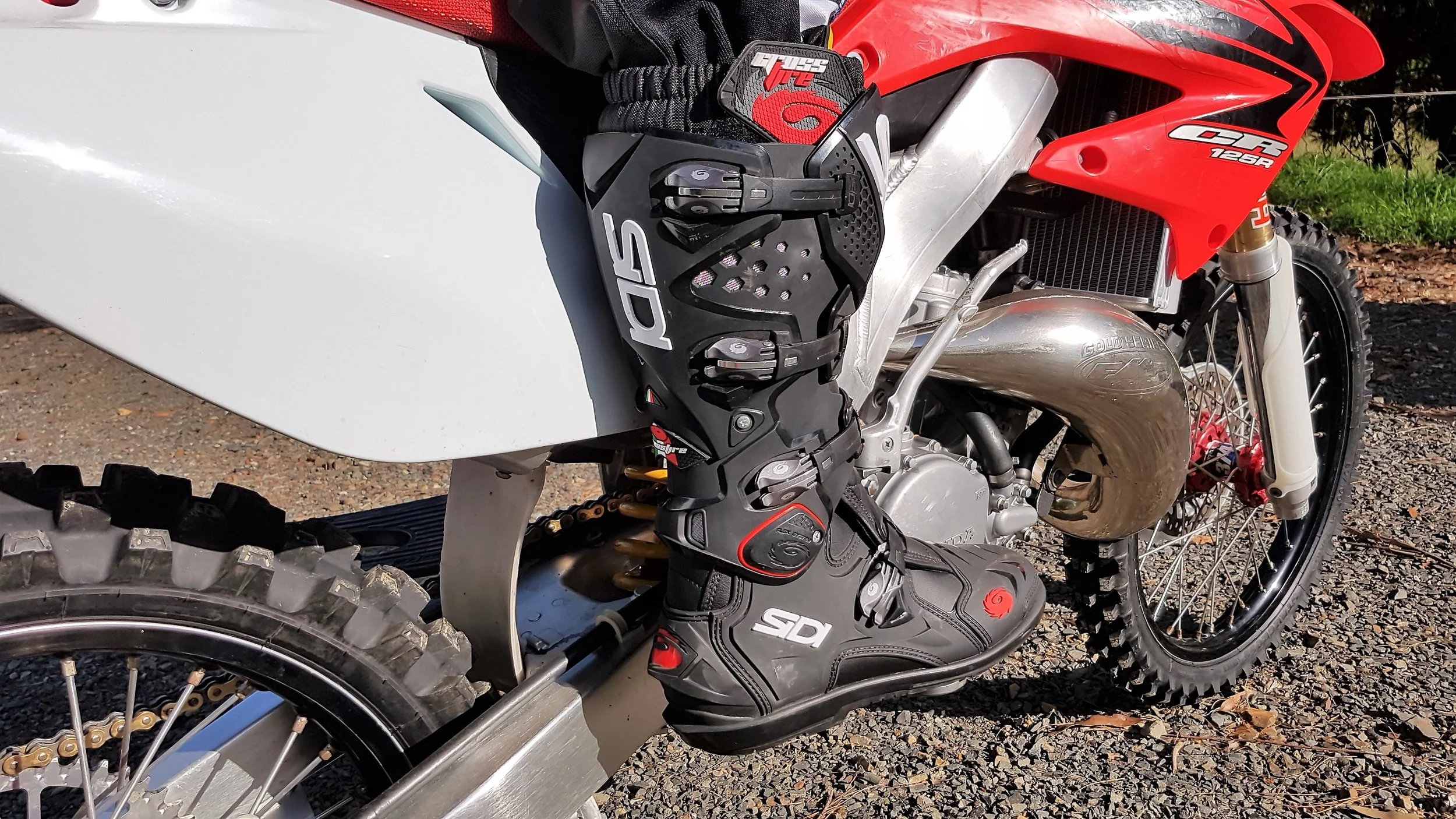The slim profile allows the boot to really get close to the frame of the bike, giving you a directly connected feeling