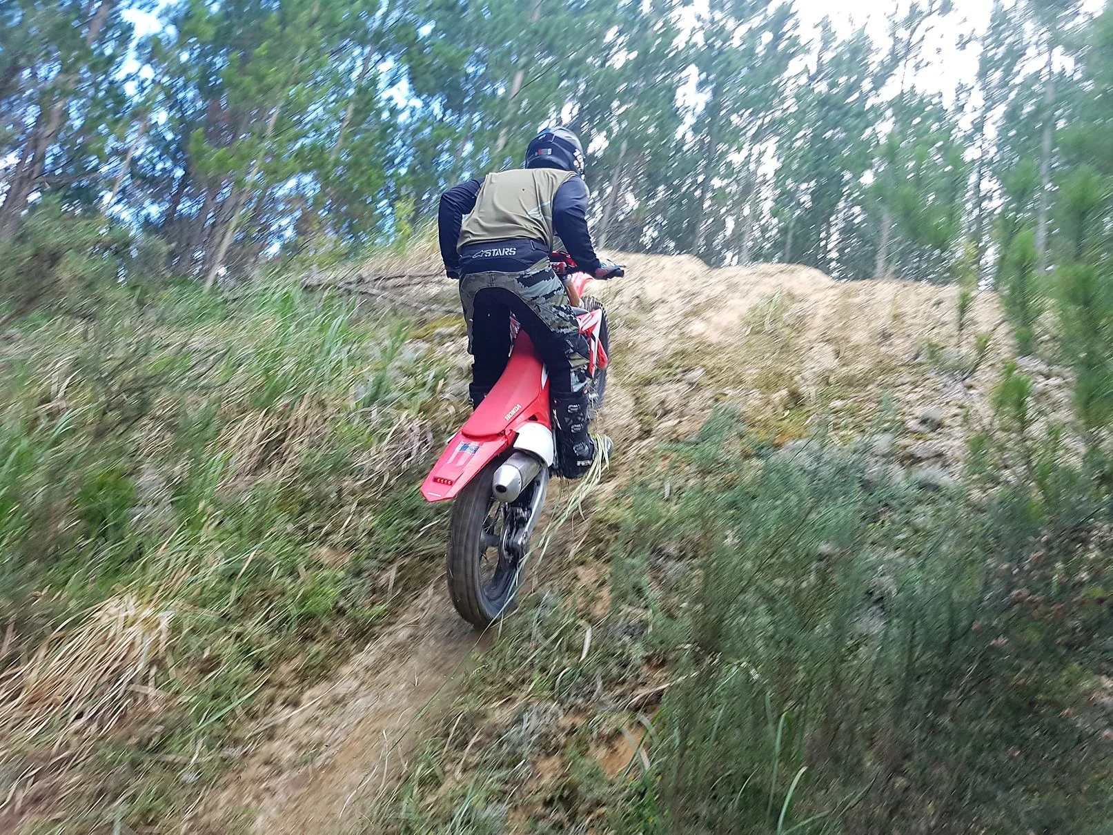 Traction from the 450X is damn good thanks to the super-smooth delivery from the Uni-Cam engine.