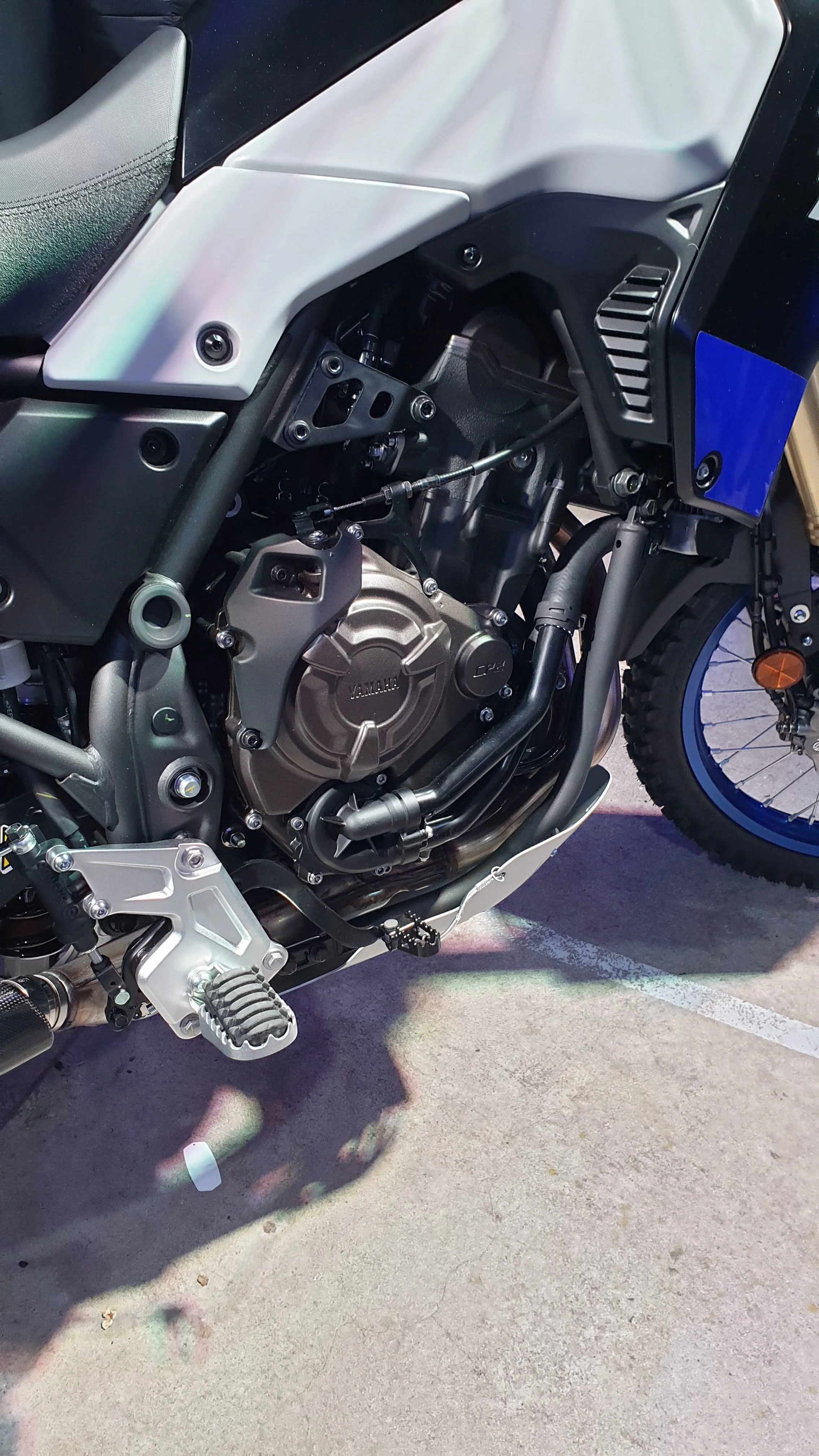 The 689cc, 4-stroke CP2 engine comes straight out of the MT-07 road bike and has been adapted to the applications and requirements of a bike that can tackle both on and off-road with ease. Strong linear torque and great acceleration.