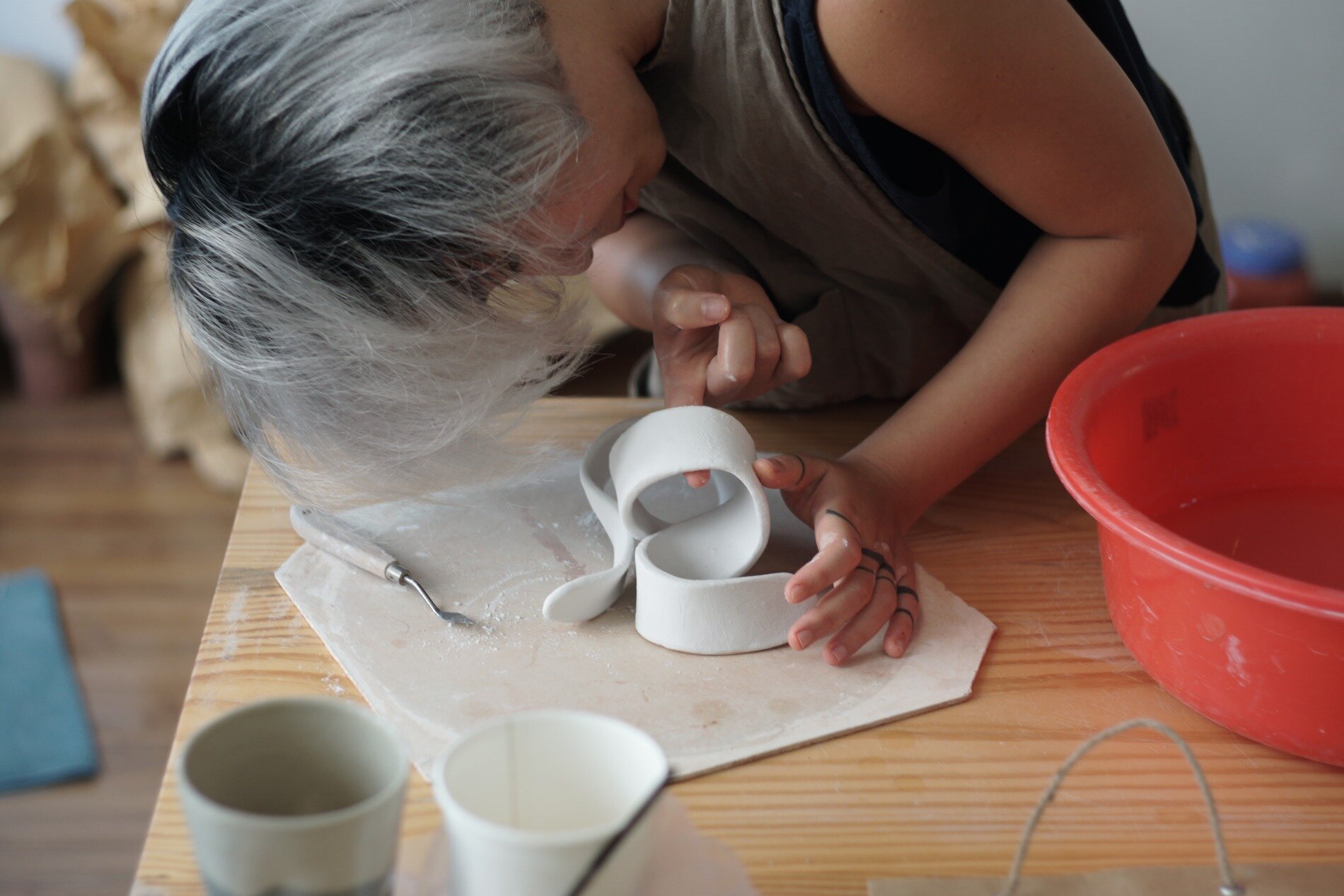 Last day of the course is glazing! Now, waiting for the kiln to do its job.

For more information about the course, please check link in bio.