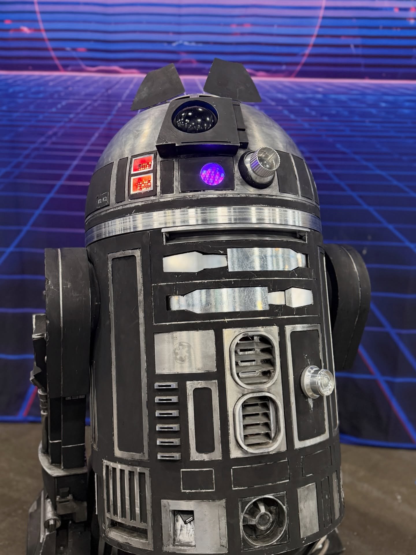 May the 4th be with you!! ✨
@starwarsartist is rolling his droid into the cantina today for a drink 🤖🍻

Stop by, grab a pint, and see if it orders something stronger than oil.