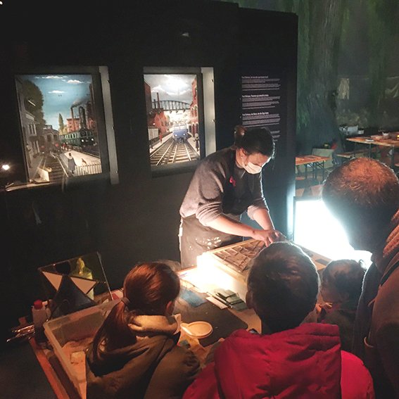 Demonstratie glas-in-lood in TrainWorld - Kinderkunstendag 2021 i.o. Casa Blanca
