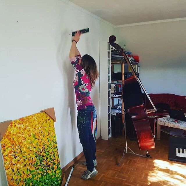 We're preparing our living room for the concert on Saturday with @sallyvbeck and an amazing paint from my dear flatmate  and artist @katharinagierlach 
I hope you can watch the concert on Saturday 19:00 Europe time,  13:00 Chilean time, 20:00 UK. Che