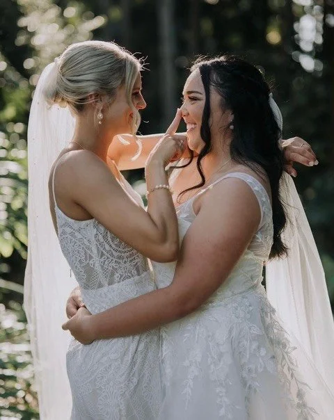 Happy Anniversary to gorgeous Paris &amp; Joni 😍

&lsquo;Sarita was amazing! 
She made Joni &amp; I feel so comfortable from the very first time we met with her. 
She took the time to get to know us and our love story and journey. 
She then created 