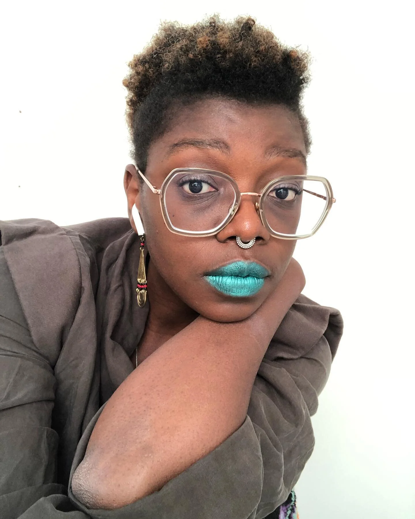 Tillbaka i atelj&eacute;n. Allt &auml;r nedmonterat efter renoveringen. Vitt vitt. Funderar mycket p&aring; sorg och ensamhet och f&aring;r tusen bokideer men romaner &auml;r s&aring;na l&aring;nga processer. Jag tror att jag f&aring;r kanalisera all